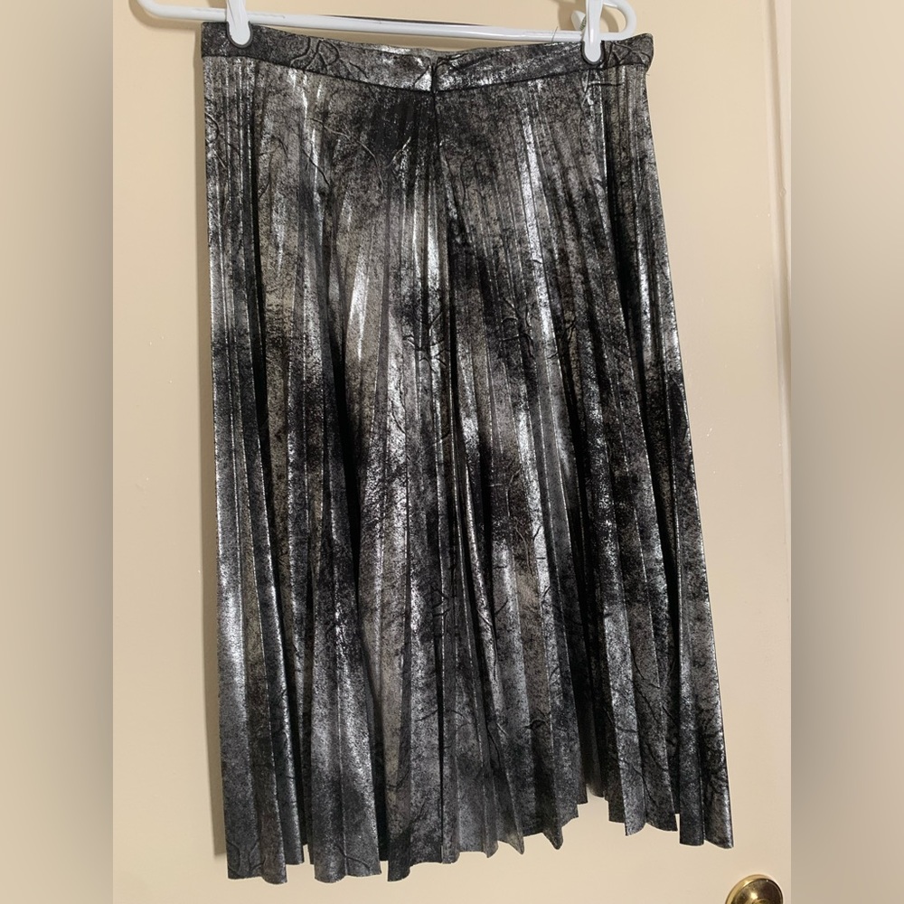 Silver and black pleated skirt. Size M.
